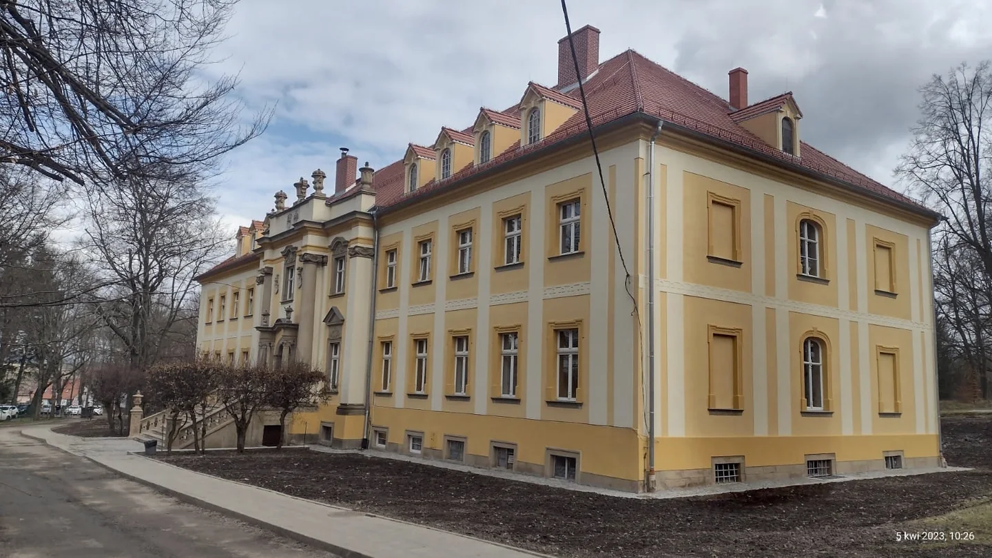 Budynek Dolnośląskiego Centrum Leczenia Uzależnień w Czarnym Borze przy ul. Parkowej 8.