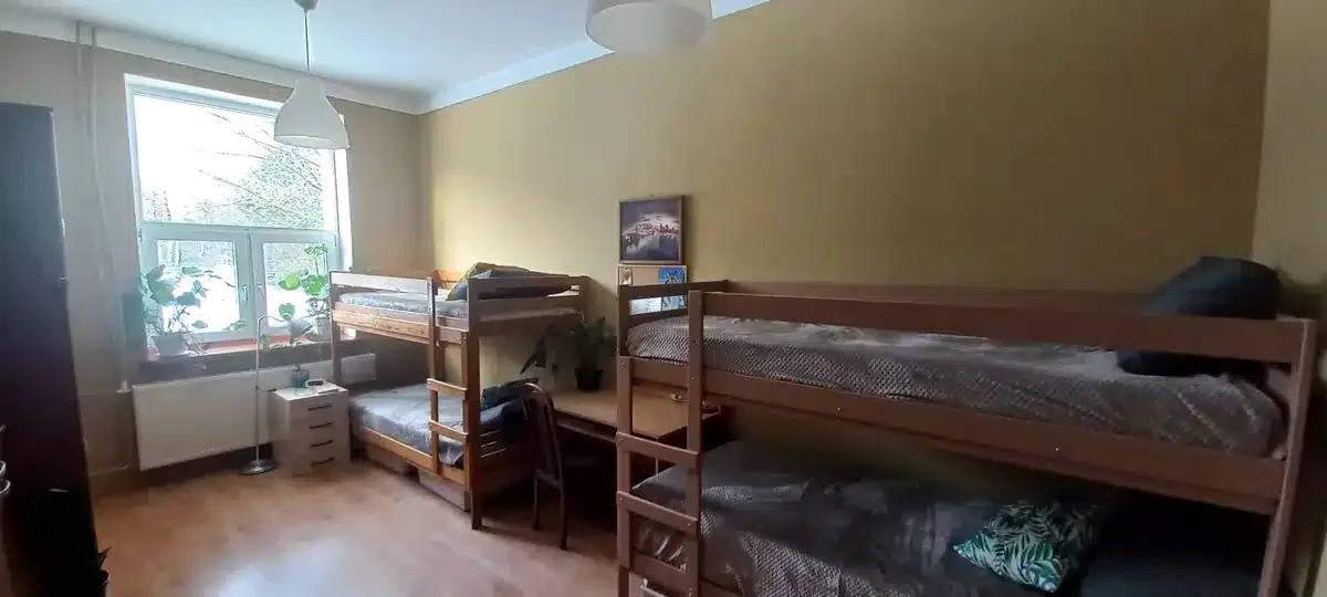 Pokój z łóżkami piętrowymi w ośrodku MONAR w Budach Zosinych