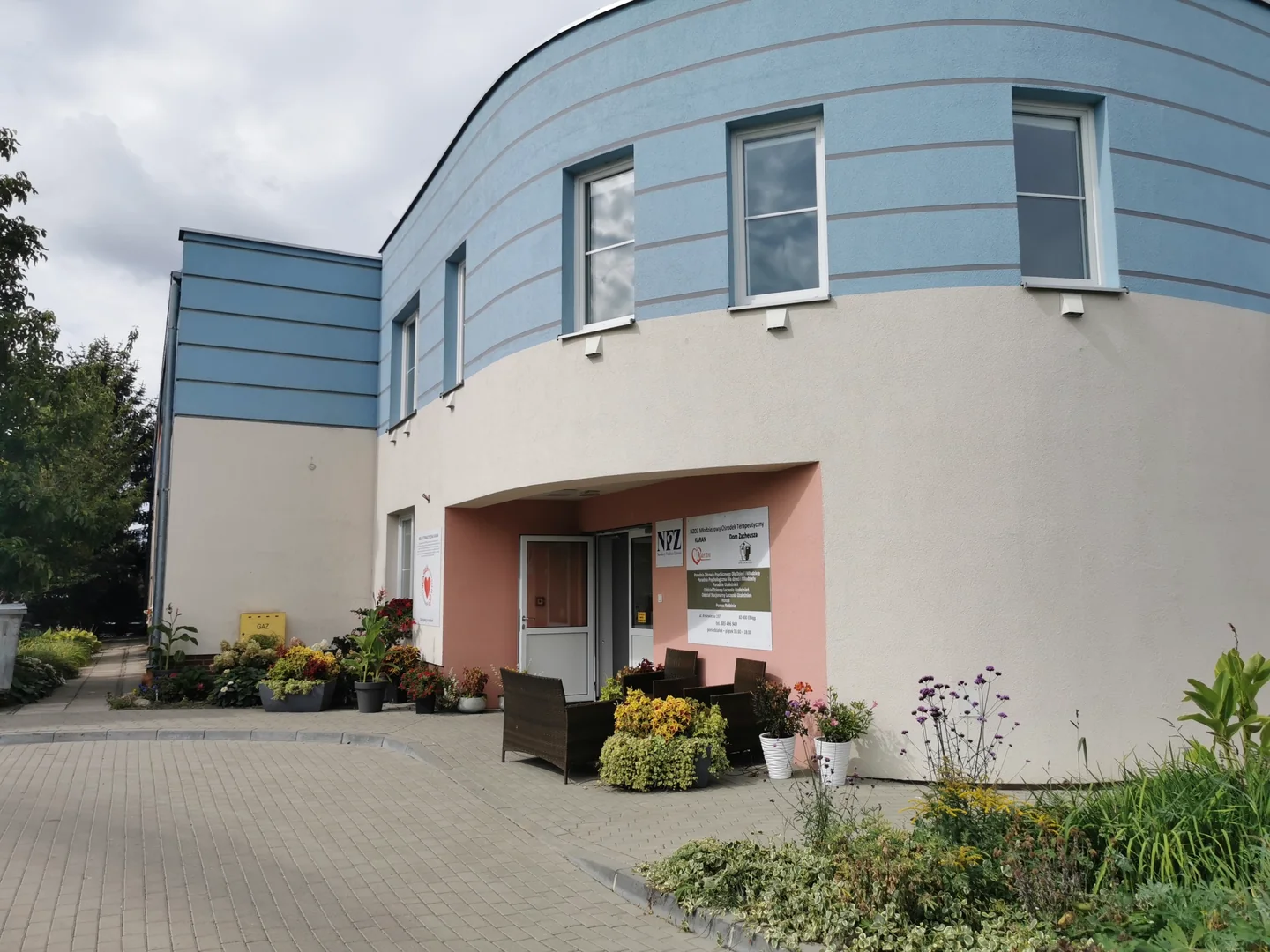 Budynek ośrodka KARAN Dom Zacheusza w Elblągu, wejście i zaokrąglona fasada.