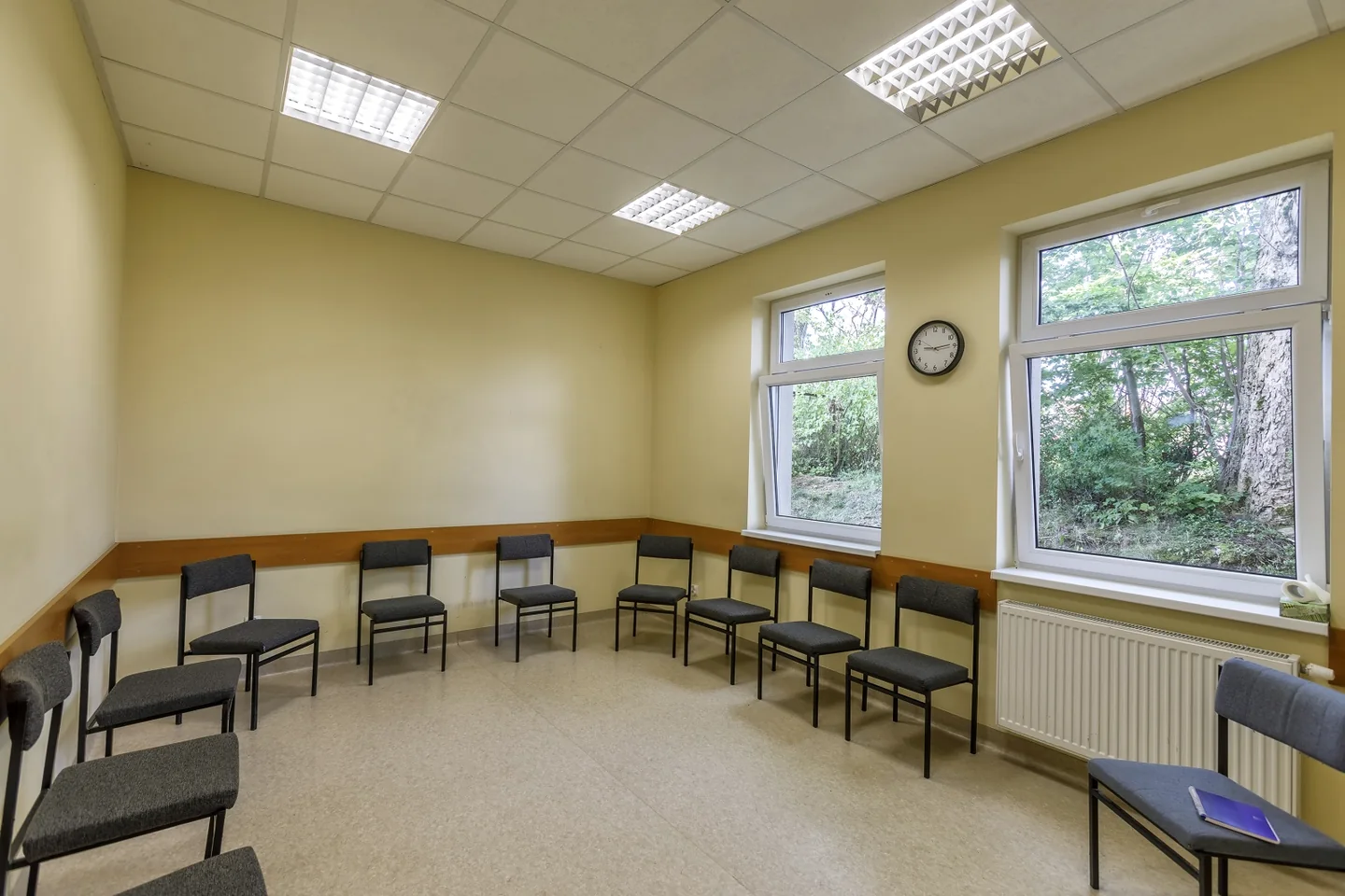 Sala terapii grupowej w ośrodku Radzimowice w Szklarskiej Porębie, z krzesłami ustawionymi pod ścianami.