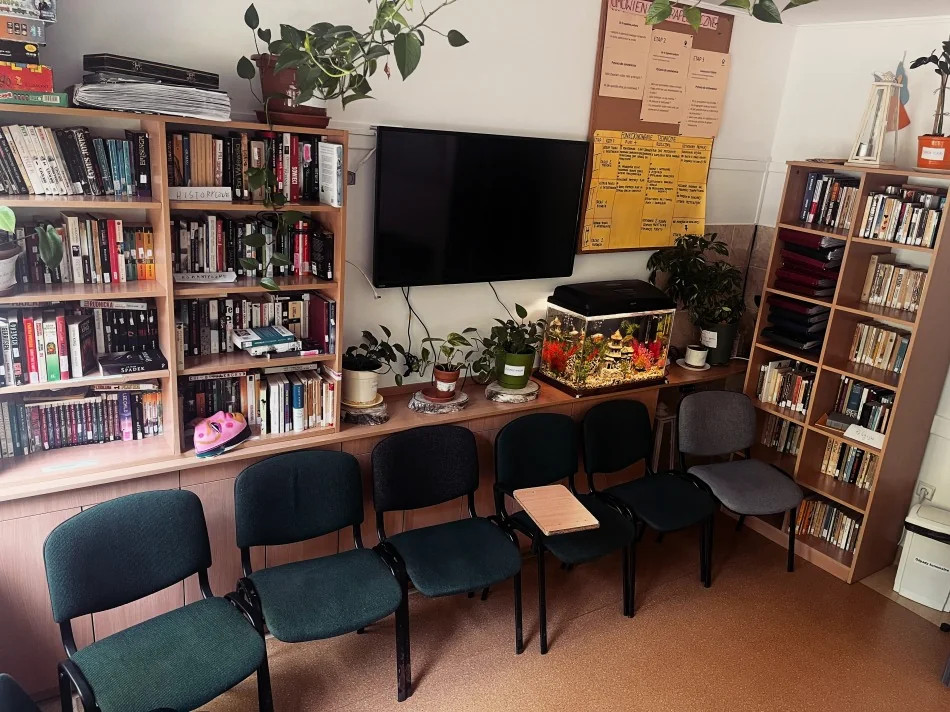 Pokój z krzesłami i biblioteczką w Oddziale Krótkoterminowej Terapii Uzależnień w Toruniu.