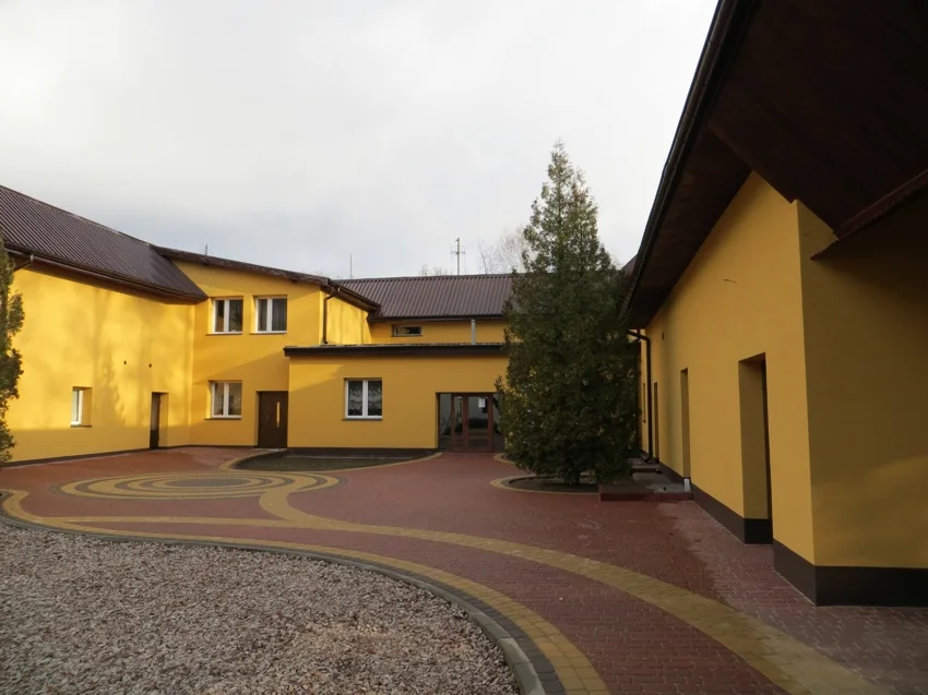Dziedziniec ośrodka terapii uzależnień Cisowa przy ul. Cisowej 20 w Czarnym Lesie
