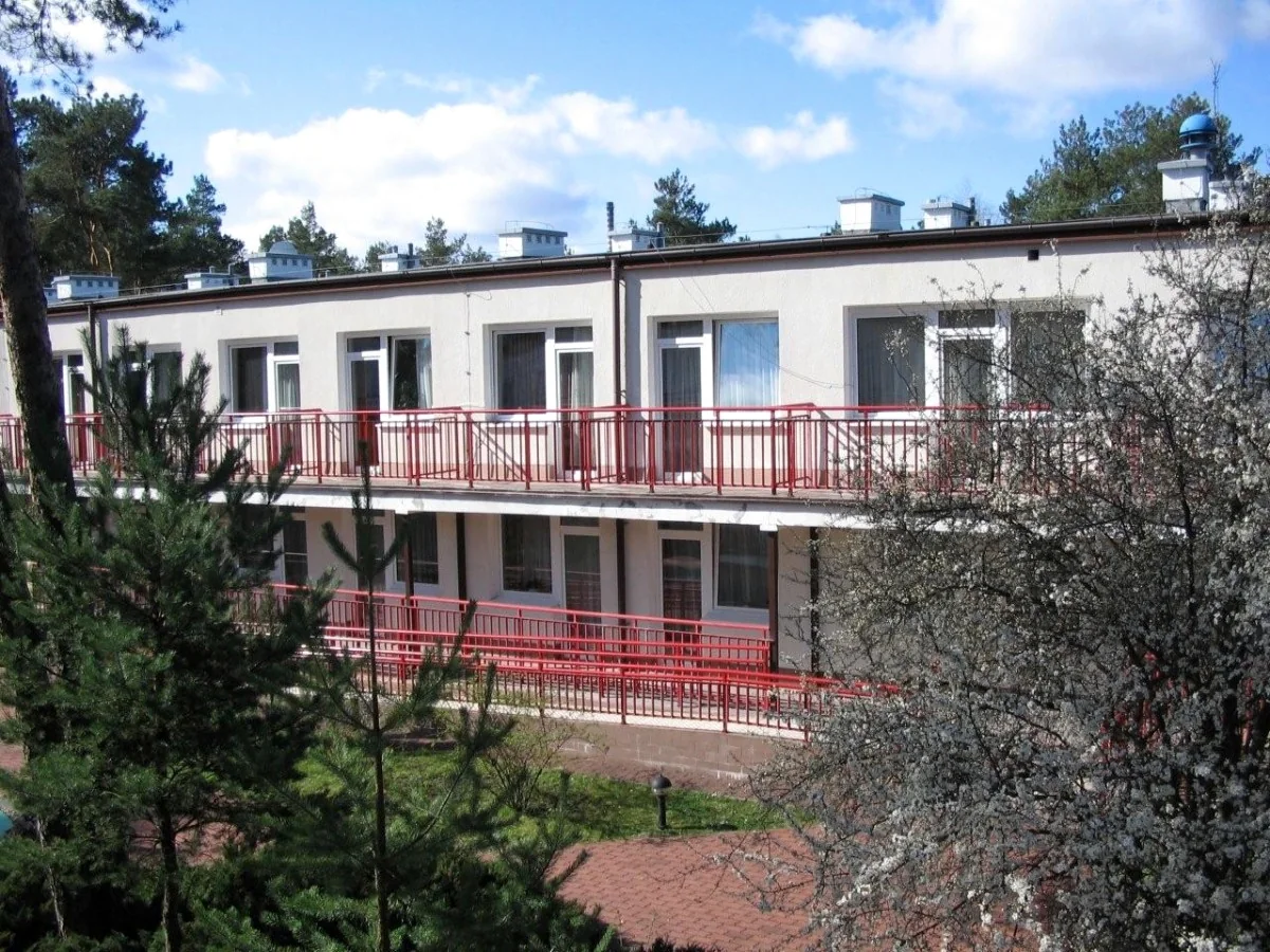 Budynek terapii Ośrodka Readaptacyjno-Rehabilitacyjnego w Karczewie przy ul. Anielin 2, otoczony drzewami.
