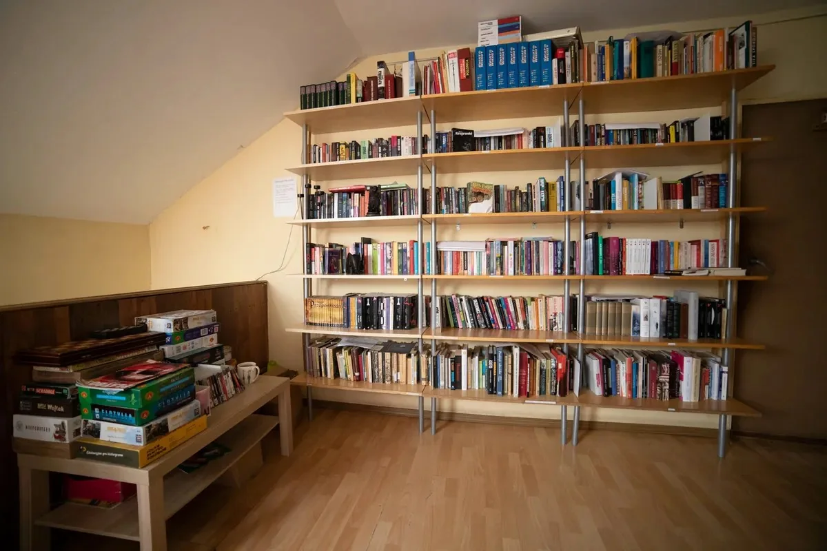 Biblioteka i gry planszowe w ośrodku MONAR przy ul. Inwalidów Wojennych 21 w Ostrołęce