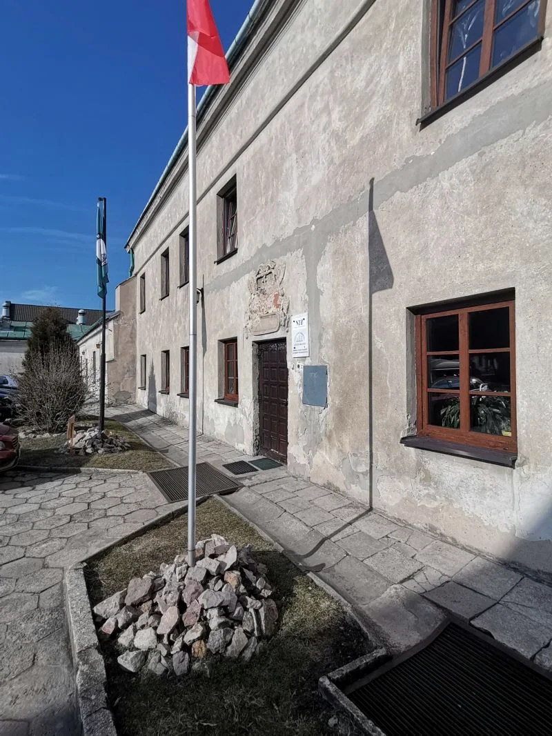 Elewacja i wejście do ośrodka San Damiano w Chęcinach