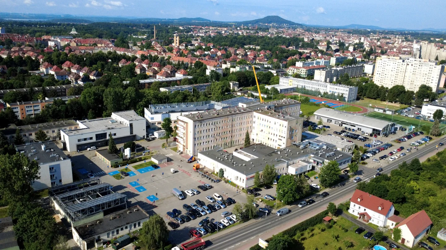 Kompleks Szpitala św. Jana Pawła II w Zgorzelcu, widok z lotu ptaka.