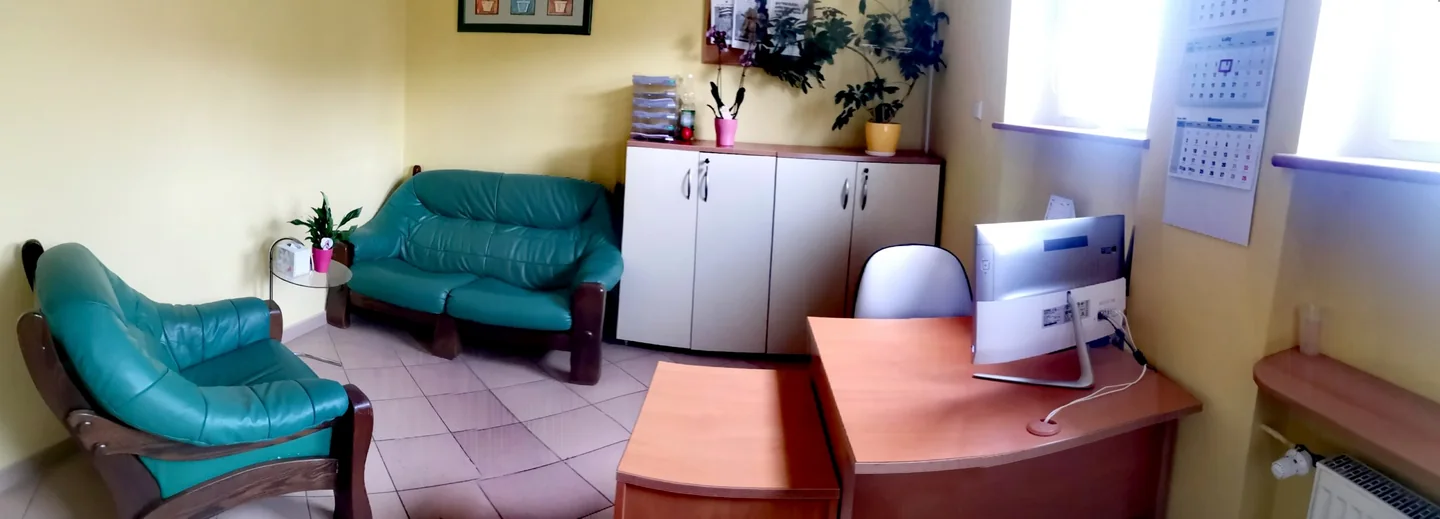 Gabinet poradni WOTUW przy ulicy Zamenhofa w Zielonej Górze, z zielonymi fotelami i biurkiem.