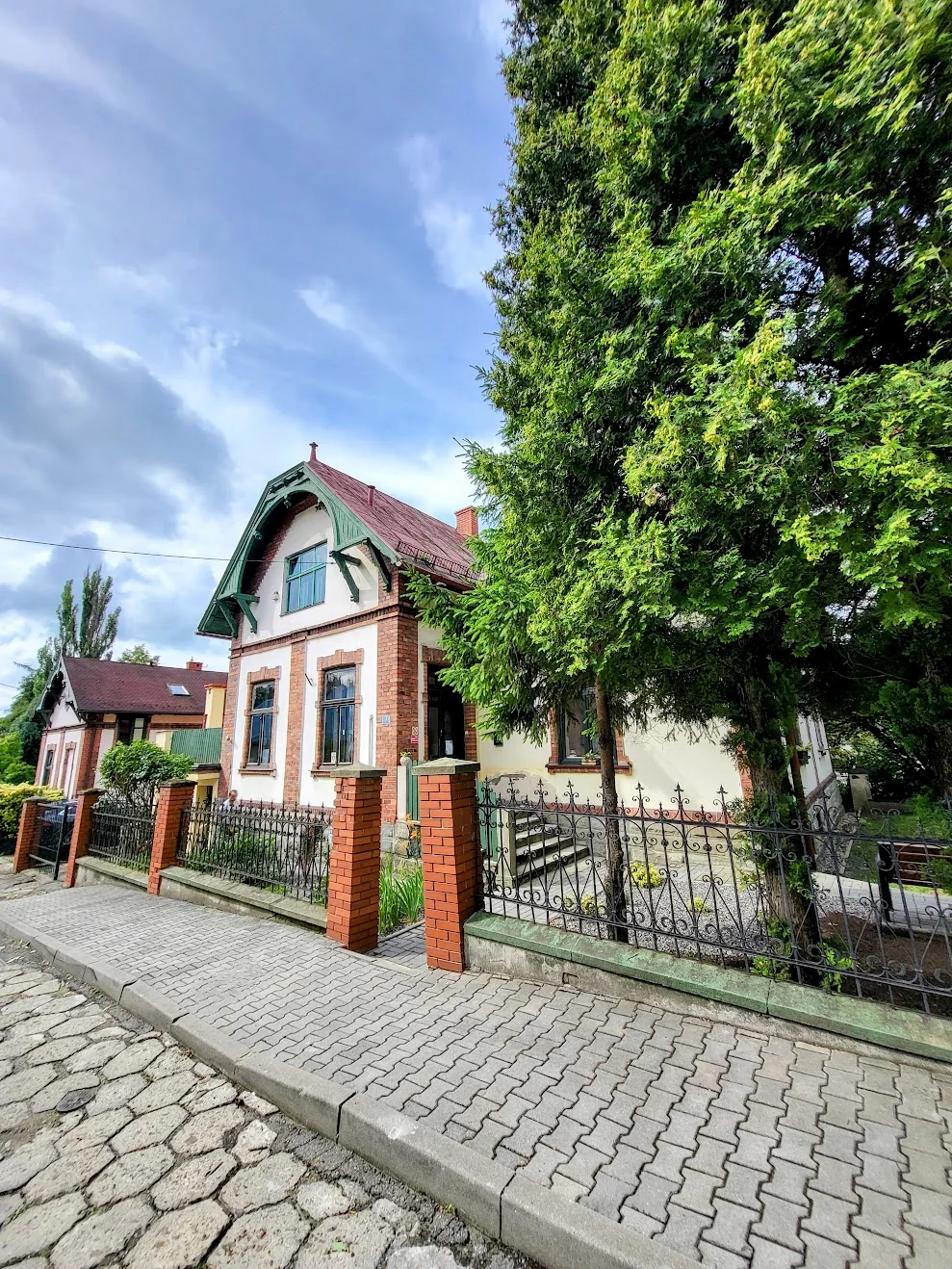 Budynek Centrum Kontakt Stowarzyszenia Być Razem w Cieszynie, widok od ulicy.