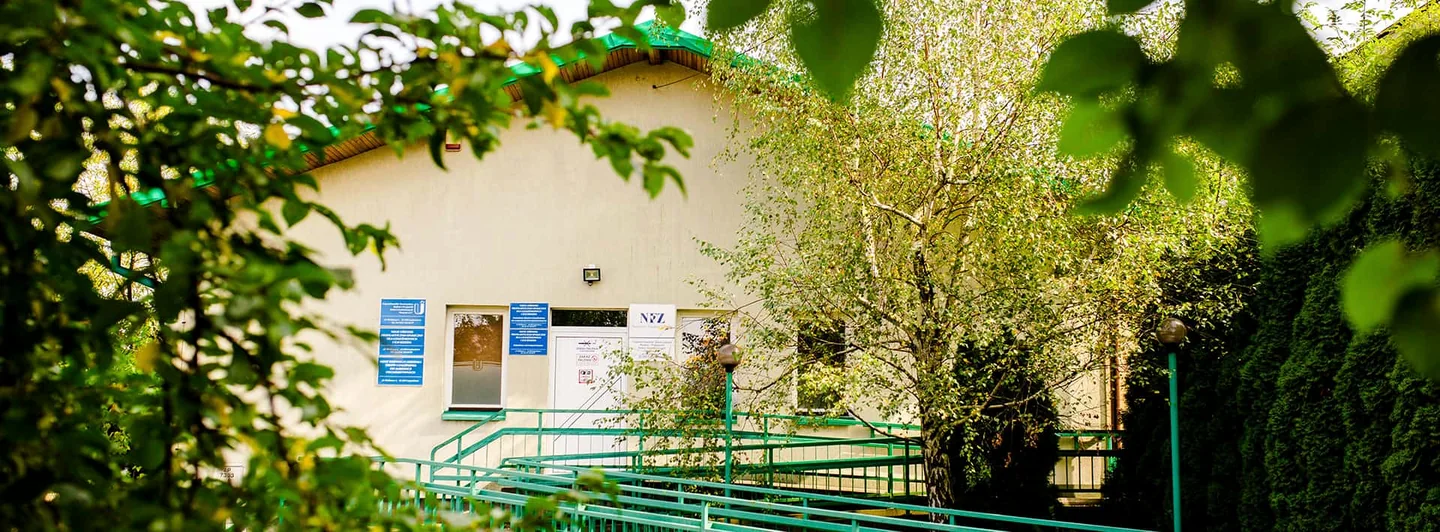 Wejście do Centrum Leczenia Uzależnień przy ul. Wiolinowej 1 w Częstochowie