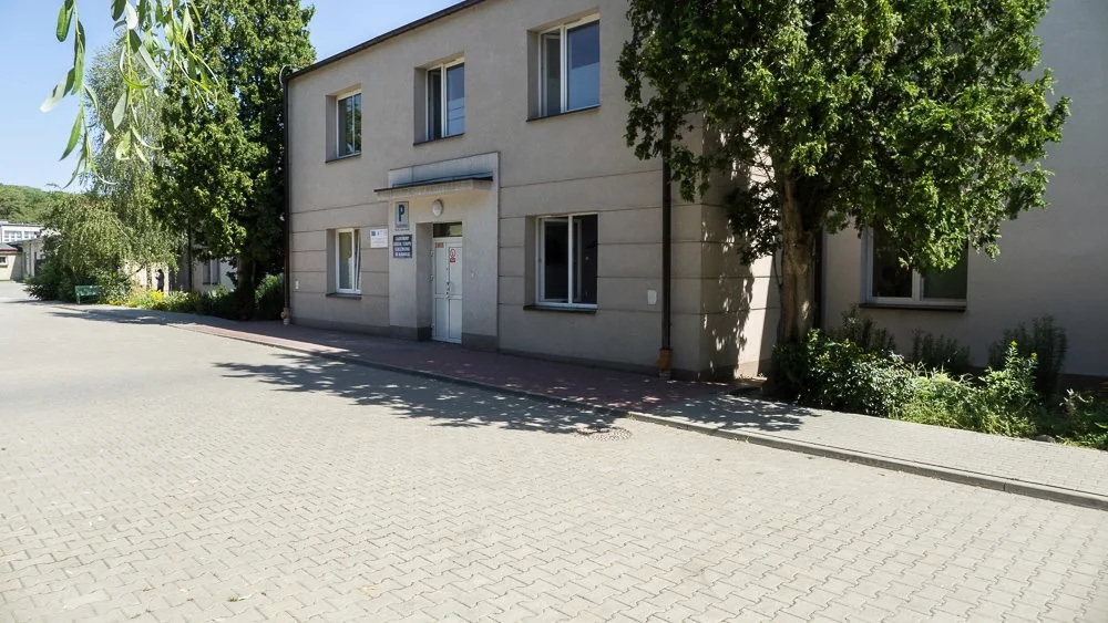 Wejście do budynku P Całodobowego Oddziału Terapii Uzależnienia od Alkoholu w Lublinie