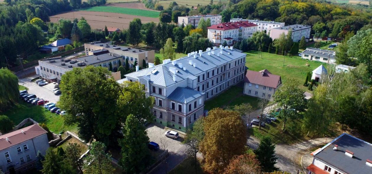 Widok z góry na kompleks szpitala psychiatrycznego w Radecznicy