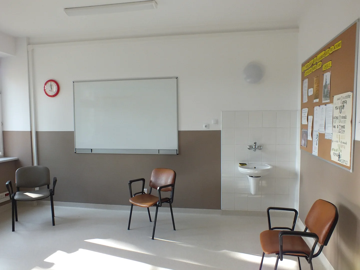 Pusta sala z krzesłami i tablicą w szpitalu w Gostyninie
