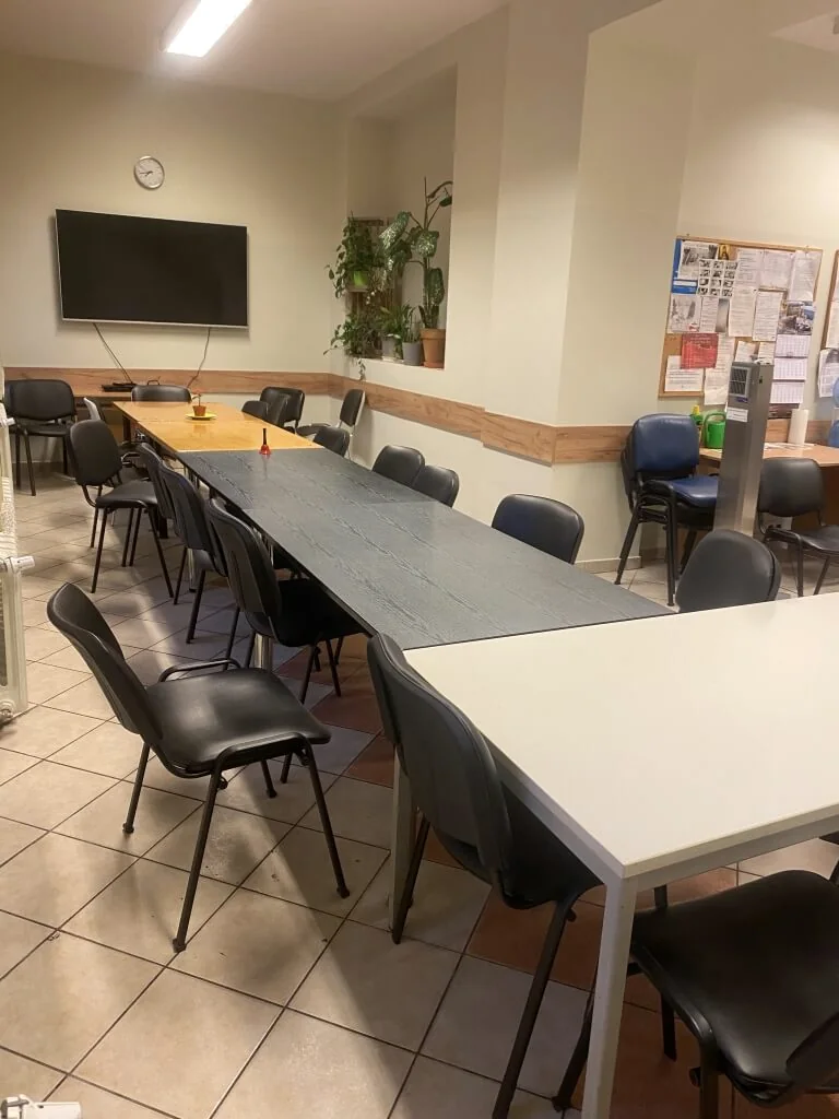 Sala ze stołami i krzesłami w Dziennym Oddziale Terapii Uzależnień DCZP we Wrocławiu.