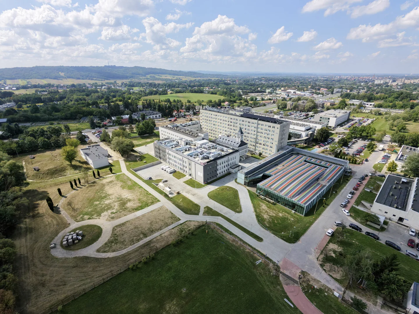 Widok z góry na kompleks Szpitala Wojewódzkiego im. św. Łukasza w Tarnowie