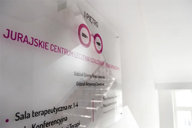 Tablica kierunkowa oddziału dziennego Jurajskiego Centrum Leczenia Uzależnień w Częstochowie.