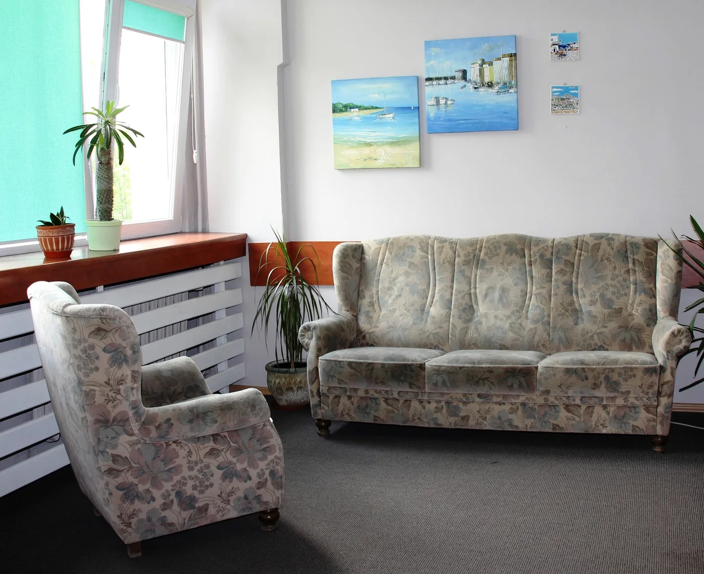 Gabinet terapeutyczny Ośrodka Terapii Uzależnienia i Współuzależnienia w Kielcach, z sofą i fotelem.