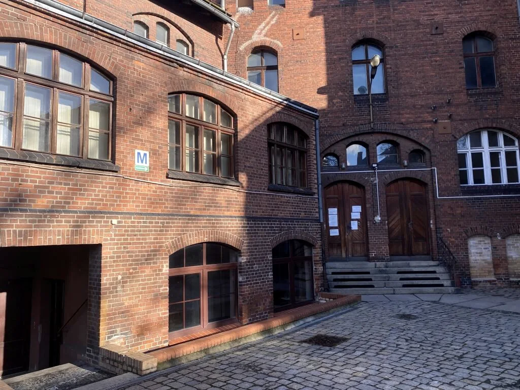 Wejście do budynku M Dolnośląskiego Centrum Zdrowia Psychicznego we Wrocławiu, w którym działa poradnia leczenia uzależnień.