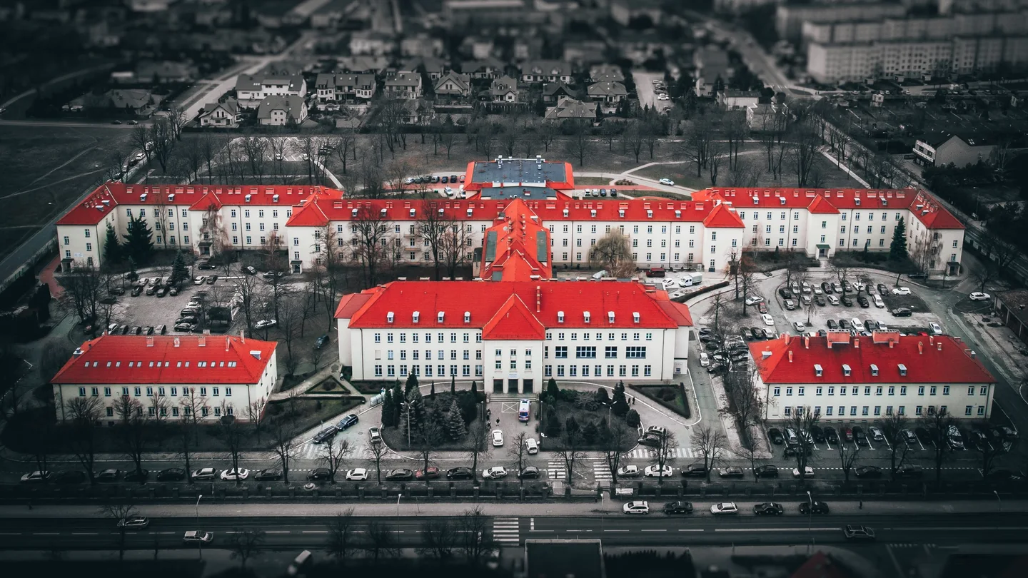 Kompleks Szpitala Głogowskiego z czerwonymi dachami widziany z góry