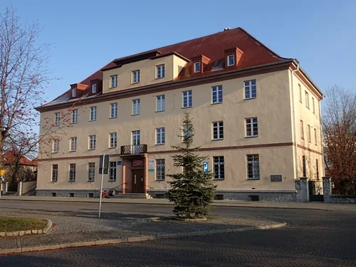 Budynek Publicznego Zakładu Lecznictwa Ambulatoryjnego w Strzelinie z jasną elewacją.