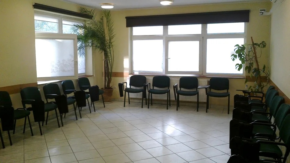 Sala z krzesłami i roślinami w Oddziale Dziennym Odwykowym WOTUiW w Toruniu.