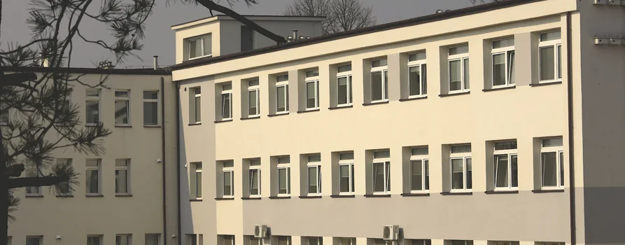 Budynek kompleksu Szpitala Powiatowego w Golubiu-Dobrzyniu z jasną elewacją.