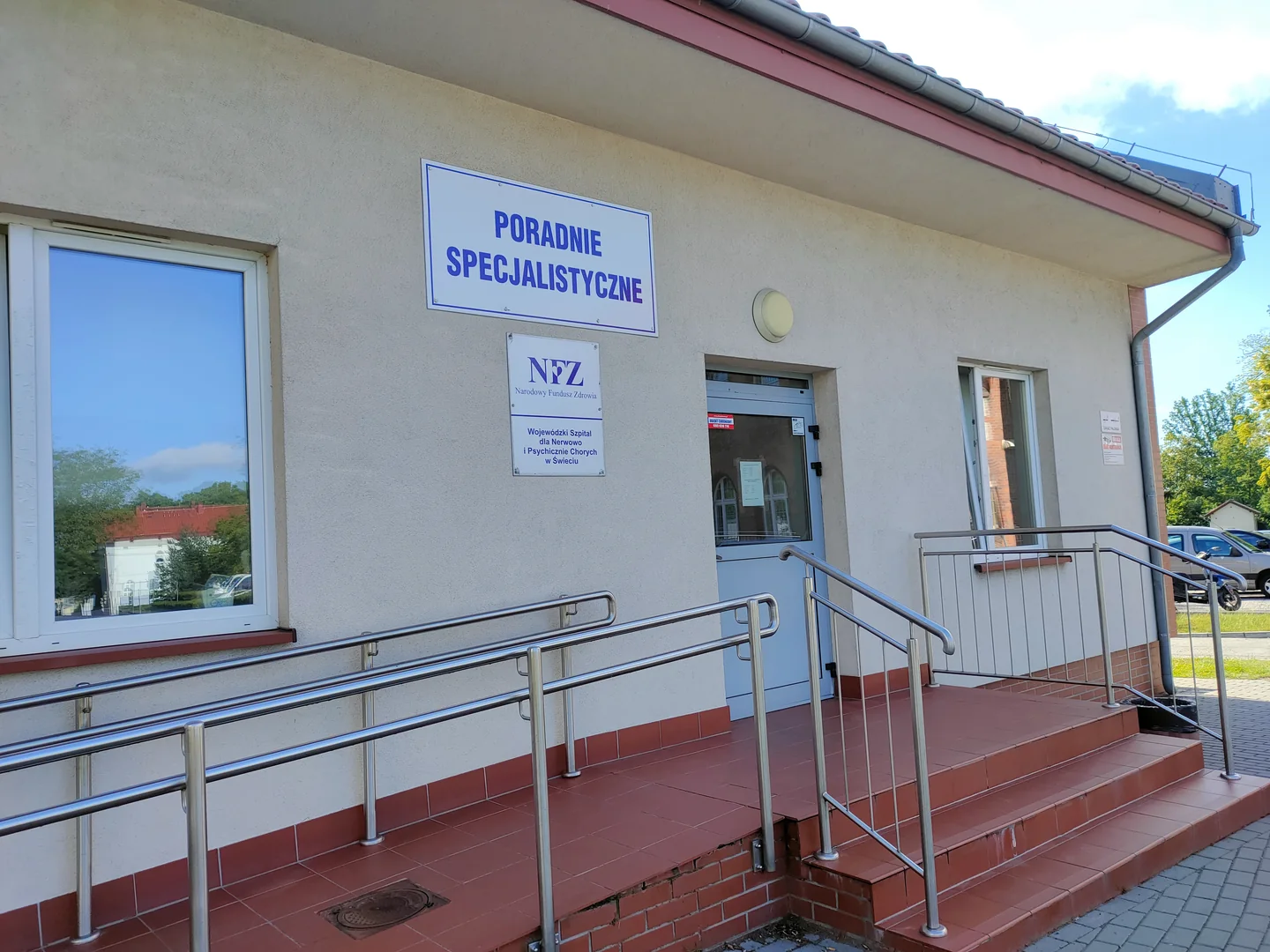 Wejście do poradni specjalistycznych Wojewódzkiego Szpitala Zdrowia Psychicznego w Świeciu, z podjazdem i tablicą NFZ.