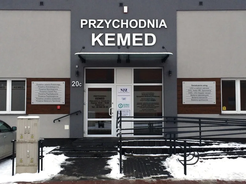 Wejście do przychodni Kemed przy Matejki w Wąbrzeźnie, ze schodami i podjazdem.