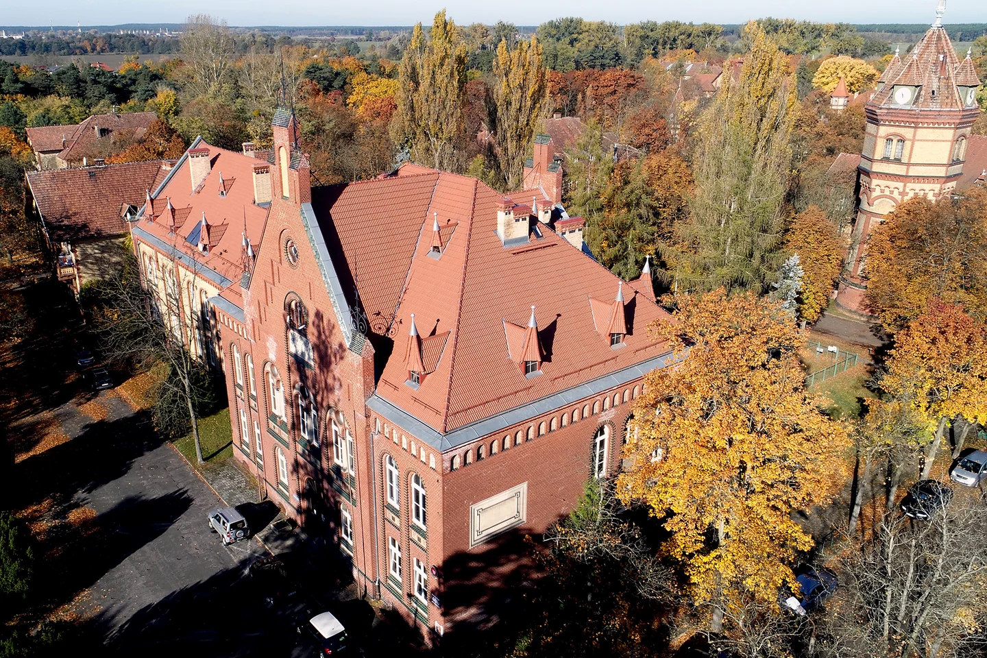 Zabytkowy ceglany budynek szpitala w Obrzycach przy ulicy Poznańskiej w Międzyrzeczu, widziany z góry.