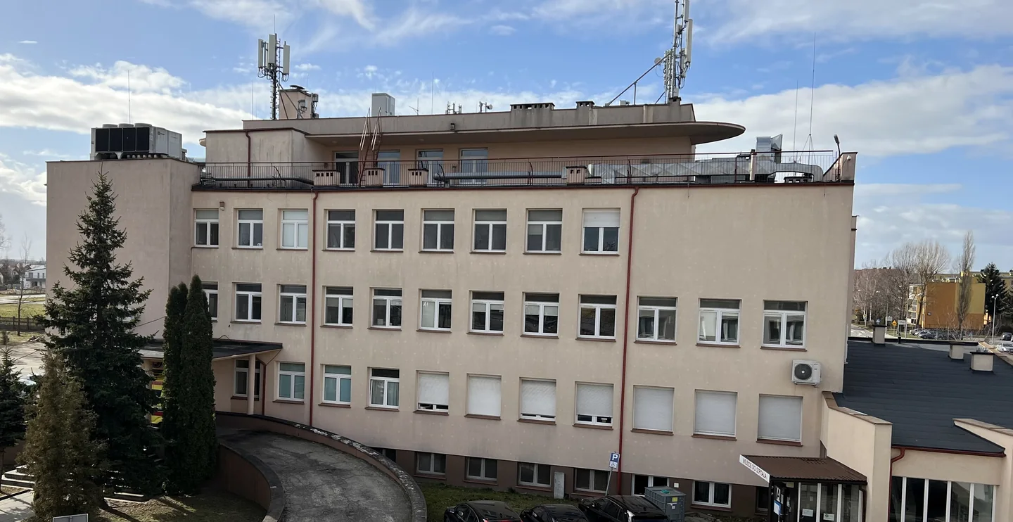 Budynek kompleksu szpitalnego ZOZ w Łowiczu, widok na elewację.