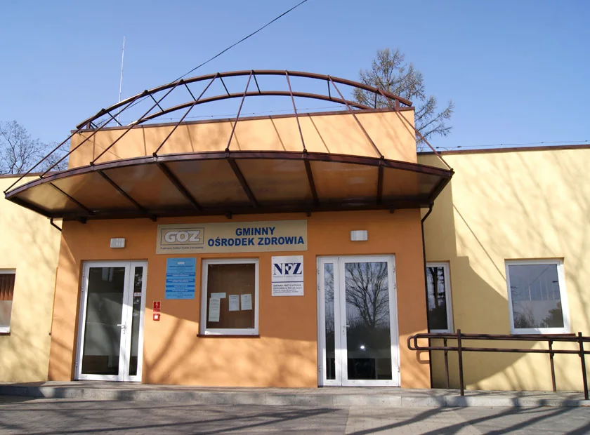 Wejście do Gminnego Ośrodka Zdrowia w Petrykozach 21