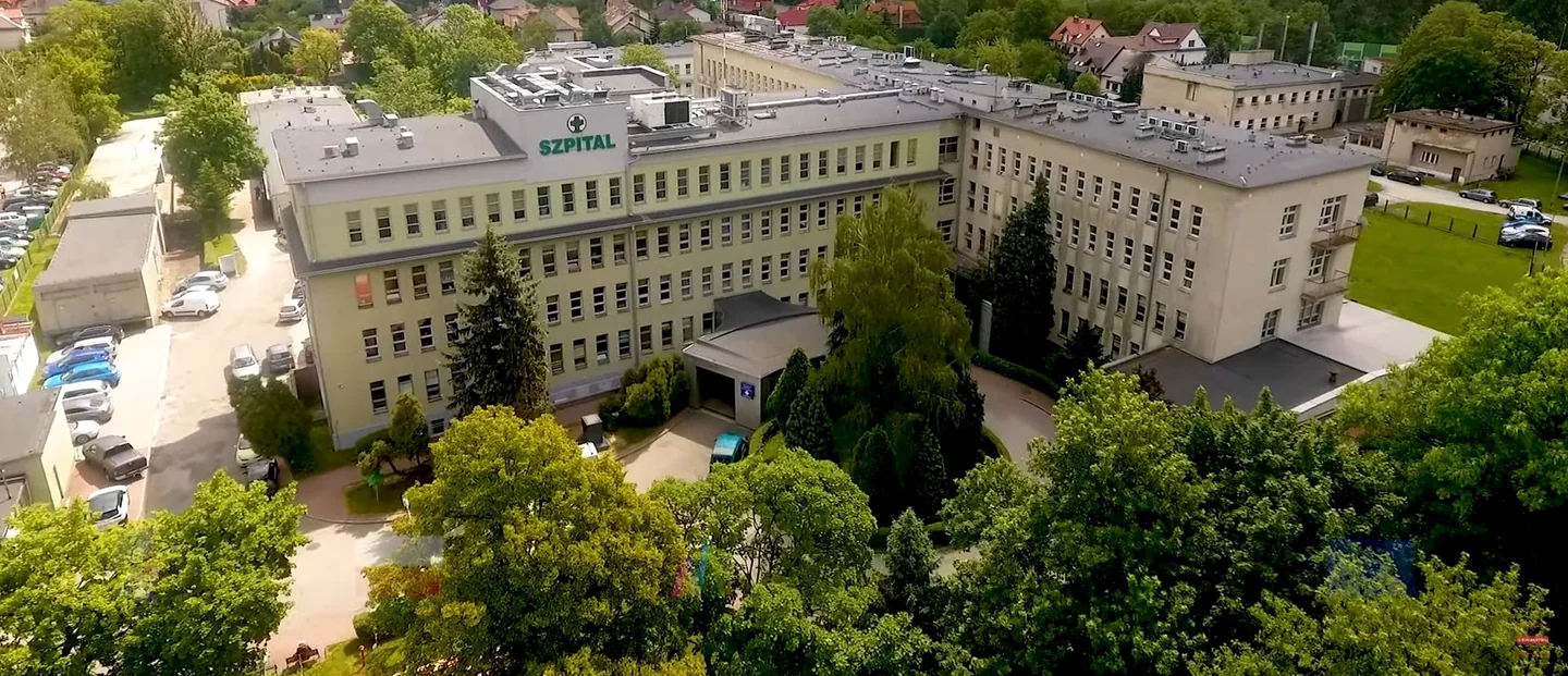 Kompleks szpitala w Myślenicach, widok z góry na budynki i otaczającą zieleń.