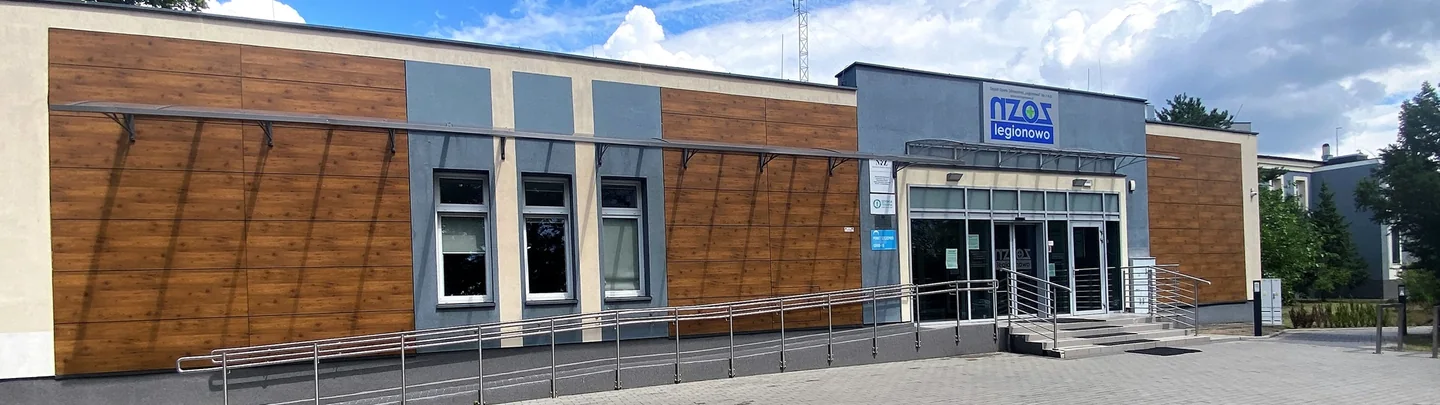 Budynek i wejście NZOZ Legionowo przy ul. Sowińskiego