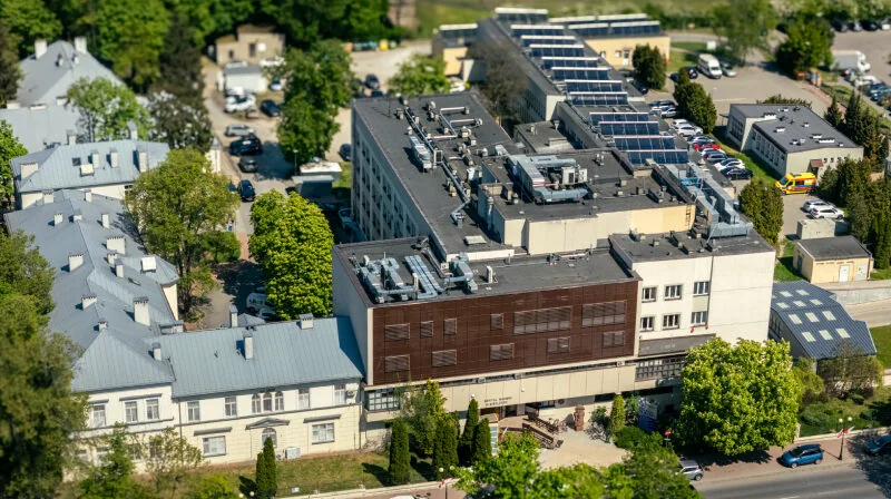 Kompleks szpitalny przy ul. Starowiejskiej 15 w Siedlcach, widziany z góry w otoczeniu zieleni.