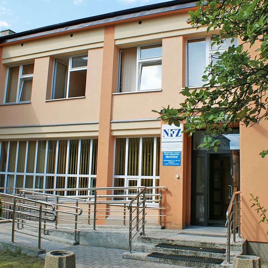 Budynek przy ulicy Żeromskiego 13 w Warszawie, w którym mieści się przychodnia, z podjazdem i schodami.