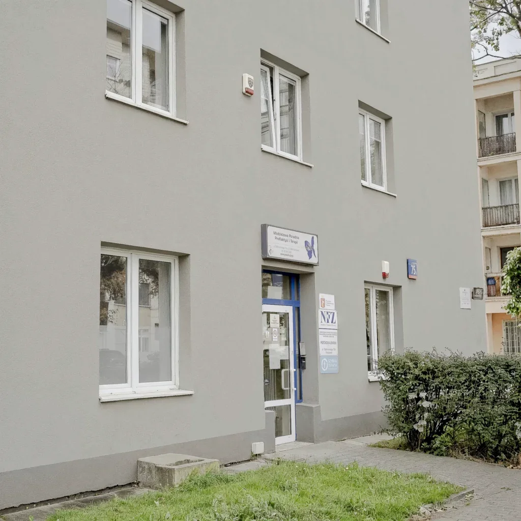 Wejście do przychodni przy ul. Dąbrowskiego 75A w Warszawie
