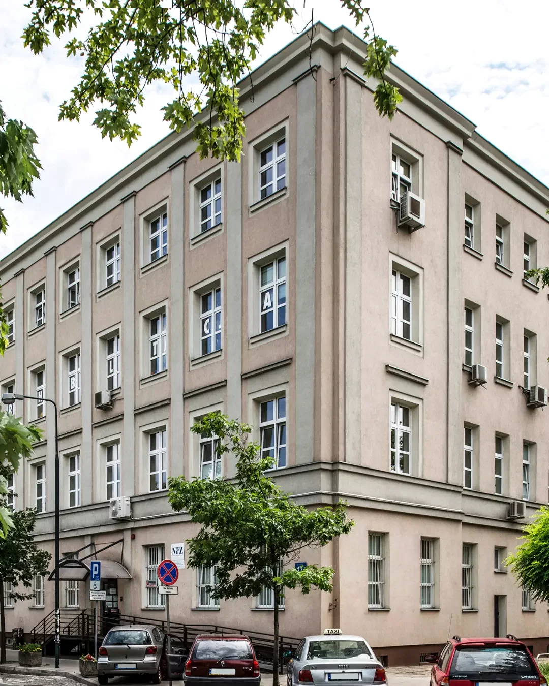 Budynek przychodni przy ul. Leszno 17 w Warszawie