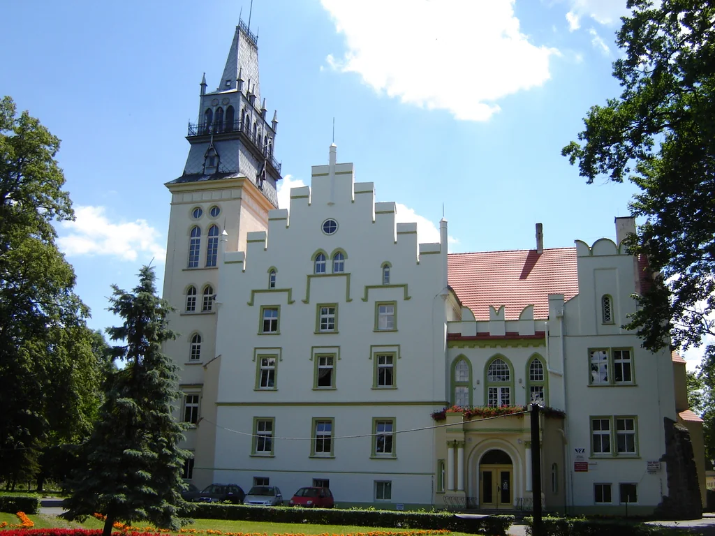 Budynek Ośrodka Leczenia Odwykowego przy ul. Pałacowej 15 w Woskowicach Małych