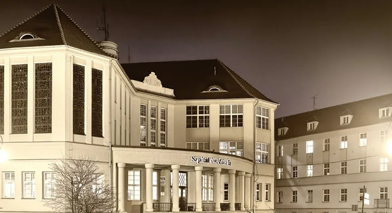 Budynek kompleksu szpitala nr 1 w Głuchołazach nocą