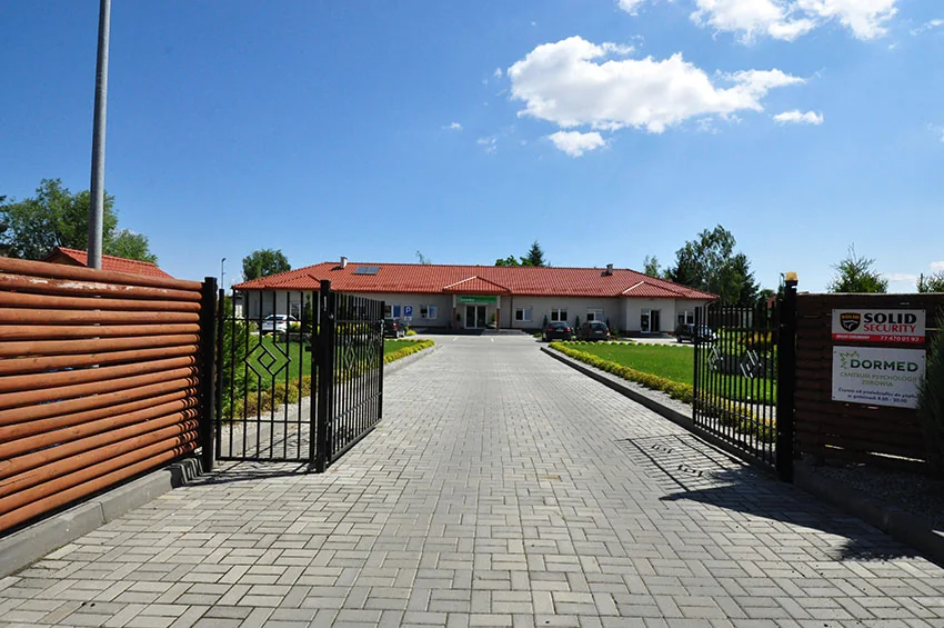 Wejście do placówki Dormed przy ul. Czarnieckiego 4A w Nysie