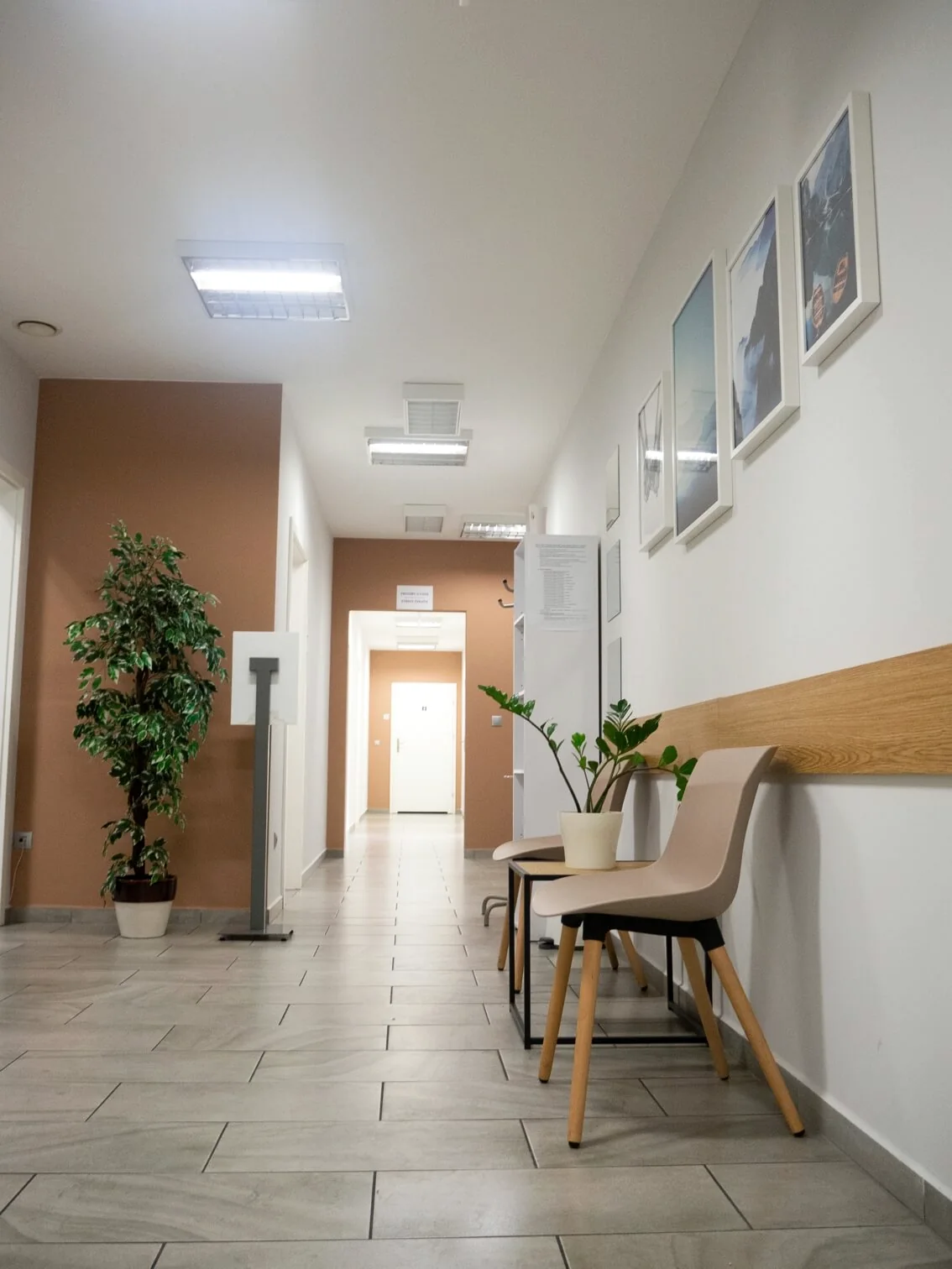 Poczekalnia Centrum Terapii i Profilaktyki przy ul. Strażackiej 10 w Strzelcach Opolskich