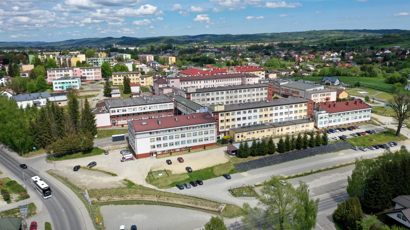 Kompleks szpitala w Brzozowie widziany z góry