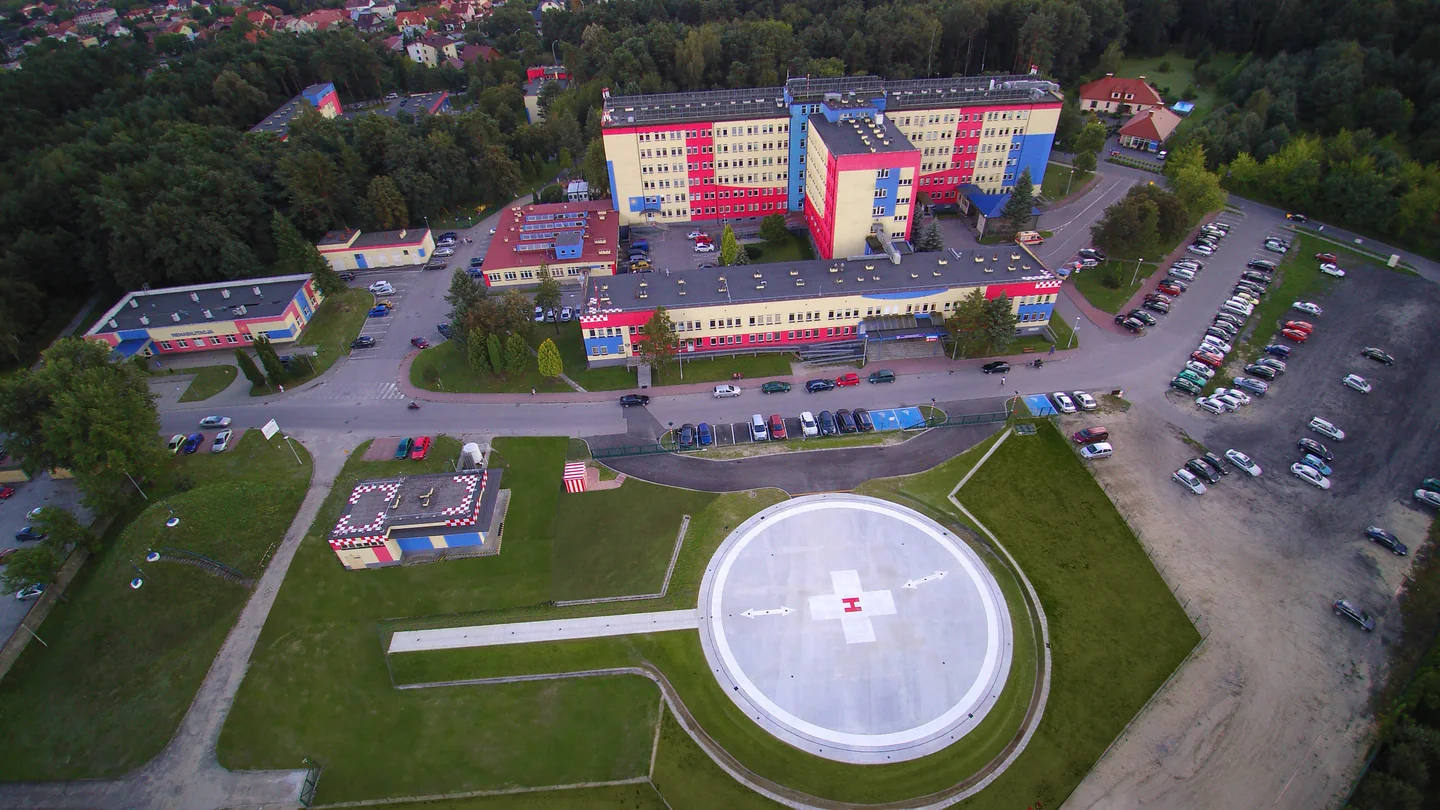 Kompleks szpitala i lądowisko w Leżajsku widziane z góry