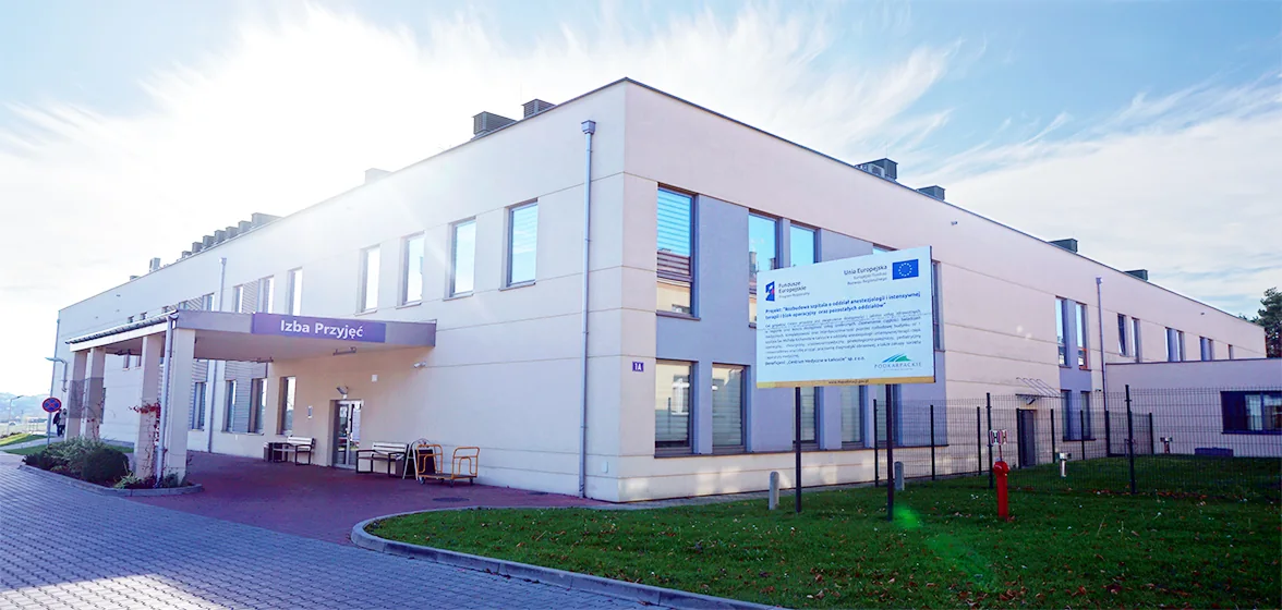 Budynek kompleksu Centrum Medycznego w Łańcucie, widok na elewację i teren przed wejściem.