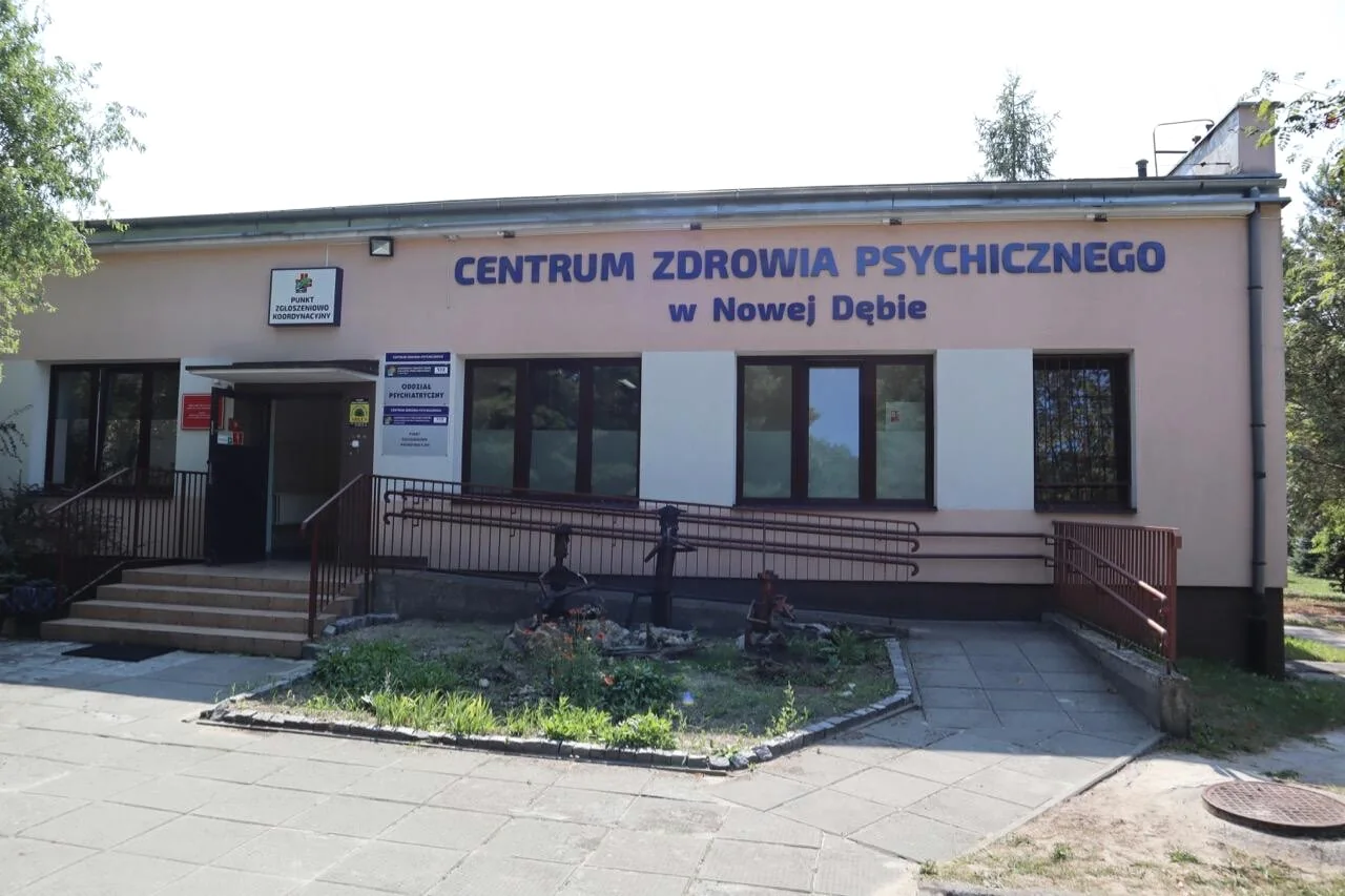 Budynek Centrum Zdrowia Psychicznego w Nowej Dębie, widok na oznaczoną fasadę i wejście.