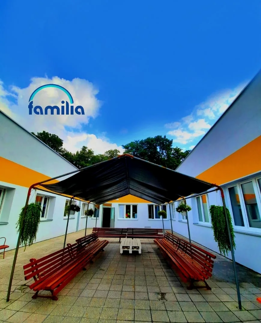 Dziedziniec z ławkami przy Centrum Familia w Gliwicach