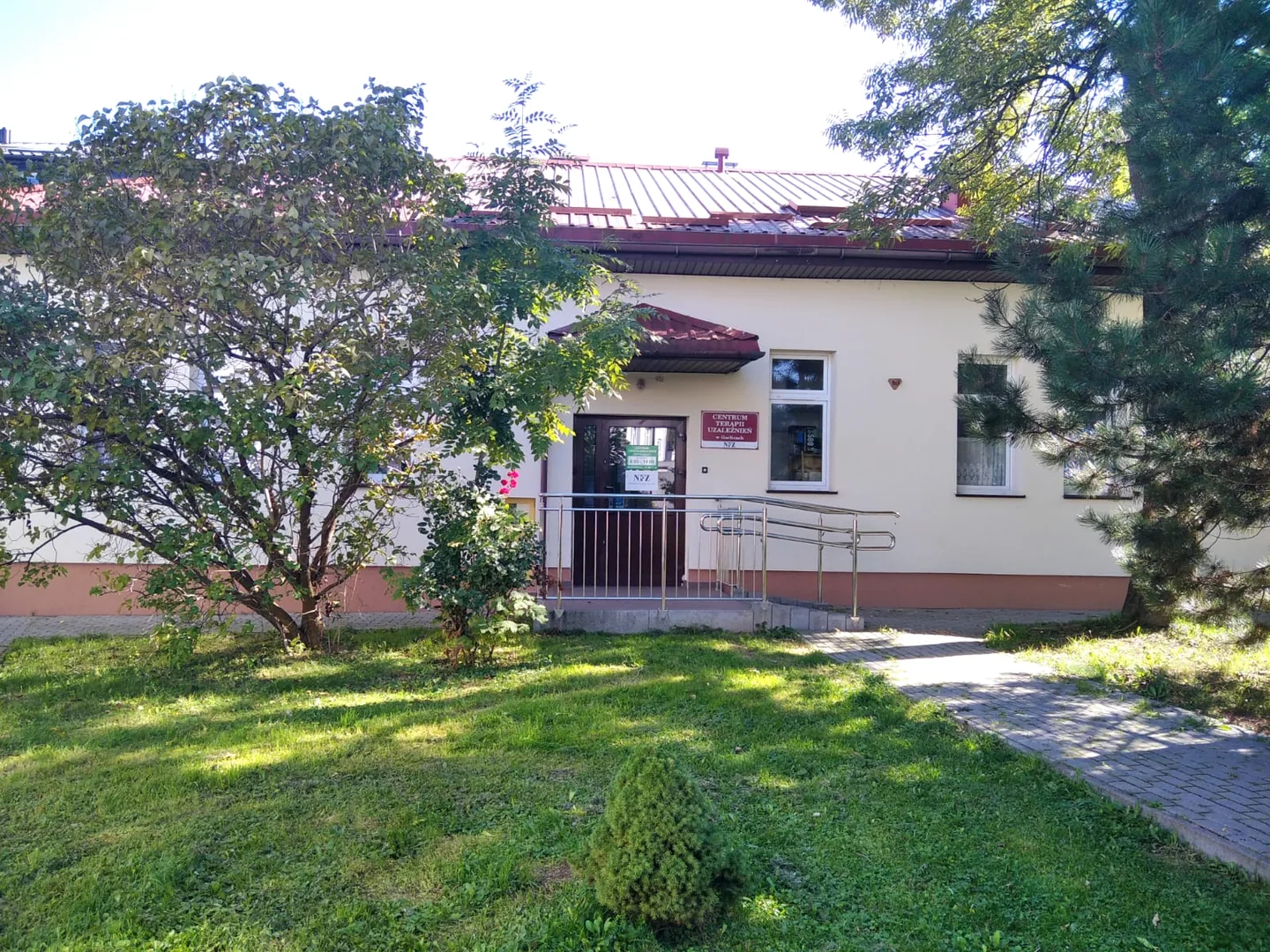 Budynek Centrum Terapii Uzależnień w Gorlicach, widok na wejście od ogrodu.