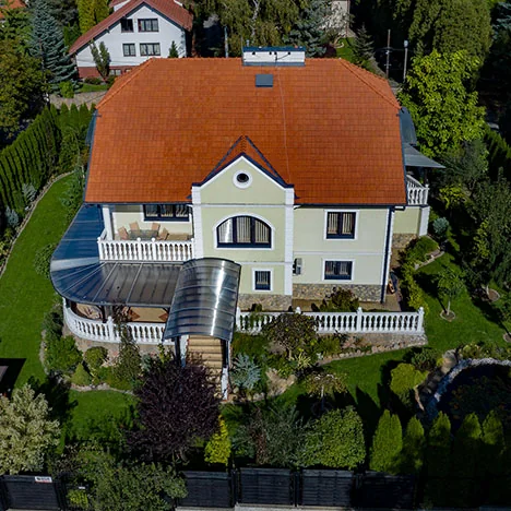 Budynek ośrodka AlkoVIP w Krakowie z czerwonym dachem, widok z góry.