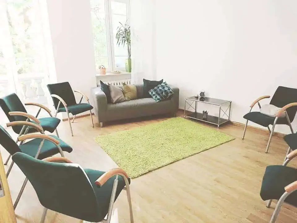Sala z krzesłami i kanapą w Alma Libre w Warszawie.