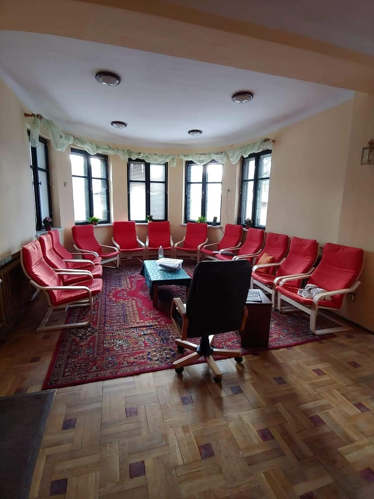 Sala z fotelami ustawionymi w kręgu w ośrodku Arka w Wiśle.
