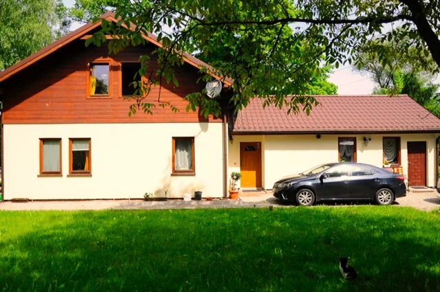 Ośrodek Parasol w Ustroniu — budynek z drewnianym szczytem widziany od strony ogrodu.